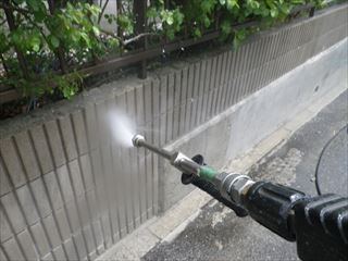 外塀の高圧洗浄