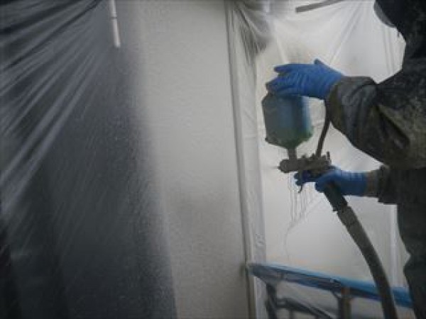 神戸市垂水区　T様邸　外壁上塗りガイナ吹き付け2サムネイル