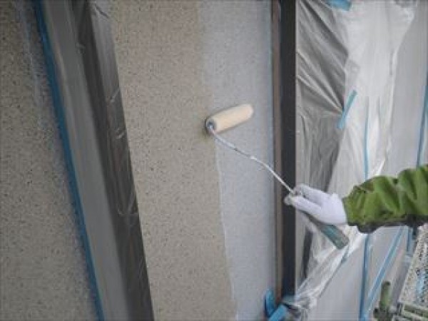 神戸市垂水区　T様邸　外壁2面の養生と屋根の上塗り1回目サムネイル