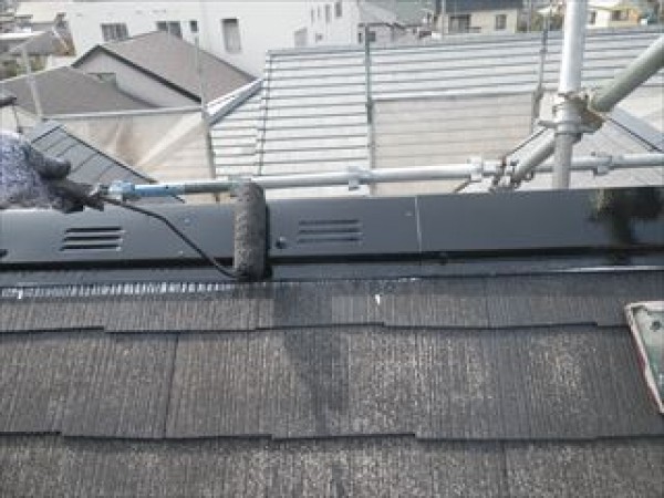 神戸市東灘区　I医院　外壁塗装・屋根塗装　屋根の上塗り１回目サムネイル