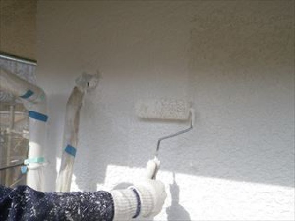 神戸市垂水区　S様邸　外壁塗装屋根塗装工事　外壁中塗りと上塗り1回目サムネイル