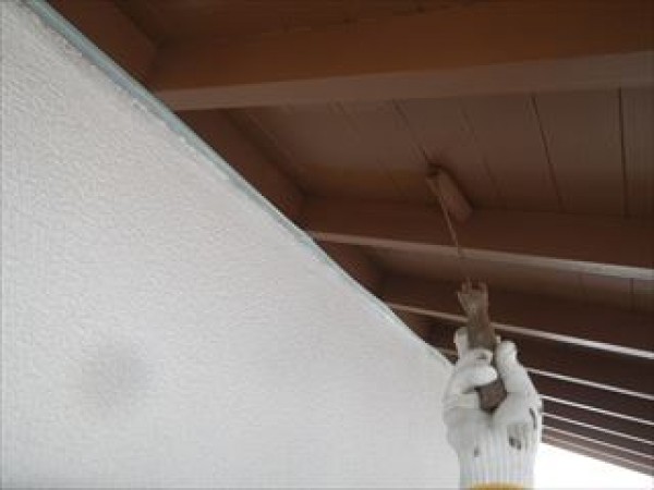 神戸市北区　A様邸　外壁塗装工事　1階軒の上塗り2回目サムネイル