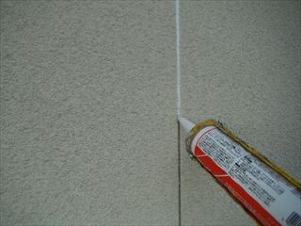 神戸市長田区　S様邸　外壁塗装工事　サイディングジョイント部分の下地処理と各所下塗りサムネイル