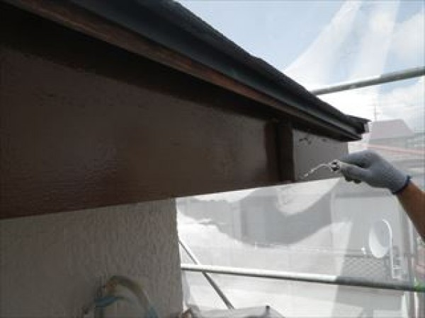 神戸市須磨区　K様邸　外壁塗装屋根葺き替え工事　破風と鉄部の上塗り2回目とベランダ土間水性塗布防水サムネイル