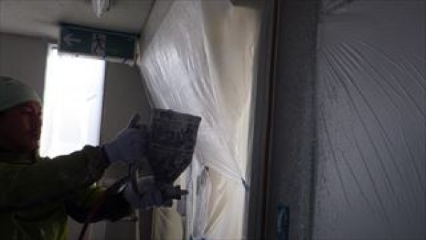 加古川市ビル内部塗装　補修ﾊﾟﾀｰﾝ吹付けと上塗り1回目サムネイル