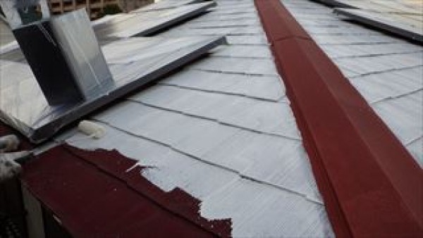 神戸市垂水区　T様邸　外壁屋根改修工事　屋根の下塗りと鉄部の上塗り1回目サムネイル
