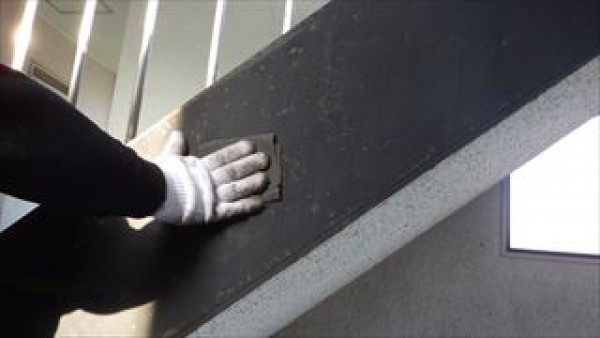 加古川市ビル内部塗り替え工事　鉄部ケレンと下塗りサムネイル