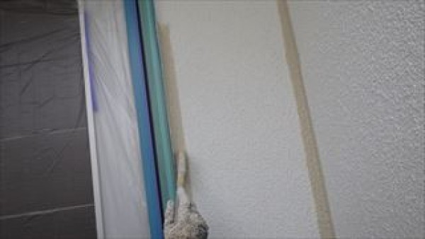 神戸市垂水区T様邸　外壁塗装・屋根塗装工事　外壁の上塗りと付帯部分の上塗り2回目サムネイル
