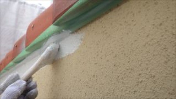 神戸市垂水区　O様邸外壁塗装工事　外壁と軒の下塗り２サムネイル