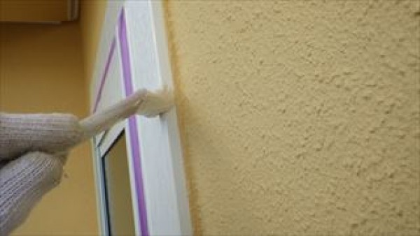神戸市垂水区　O様邸外壁塗装工事　窓枠の上塗り2回目と手直し・清掃サムネイル
