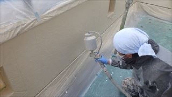 神戸市垂水区TA様邸　外壁ｶﾞｲﾅ塗装工事　外壁の上塗りｶﾞｲﾅ吹付けとベランダ手摺壁の上塗りサムネイル