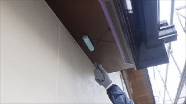 神戸市垂水区TA様邸　外壁ｶﾞｲﾅ塗装工事　軒の上塗りと外壁の下塗りサムネイル