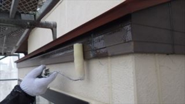 神戸市垂水区TA様邸　外壁ｶﾞｲﾅ塗装工事　サイディング製破風の下塗りと付帯部分の上塗1回目サムネイル
