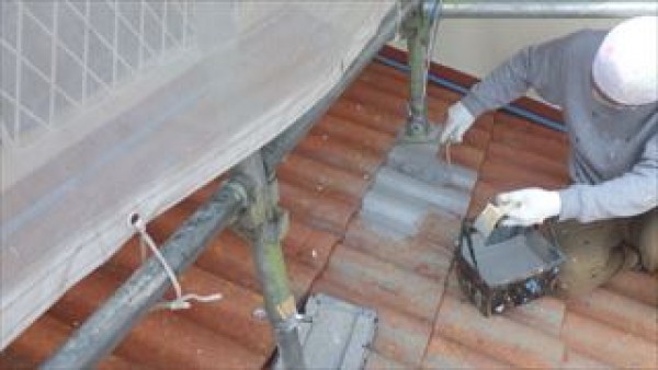神戸市垂水区　I様邸　外壁塗装・屋根塗装工事　屋根（ﾓﾆｴﾙ瓦）の下塗りサムネイル