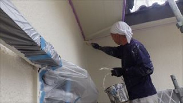 神戸市垂水区　I様邸　外壁塗装・屋根塗装工事　外壁の上塗り残りと屋根の上塗り2回目サムネイル