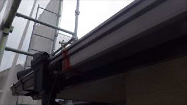 神戸市垂水区　M様邸　外壁塗装・屋根塗装工事　付帯部の上塗り1回目他サムネイル