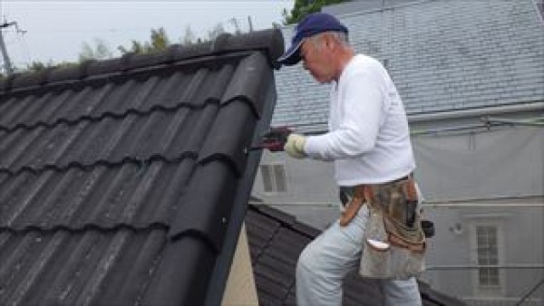 神戸市垂水区　T様邸　外壁塗装・屋根塗装工事　屋根の上塗りと破風板の修理交換サムネイル
