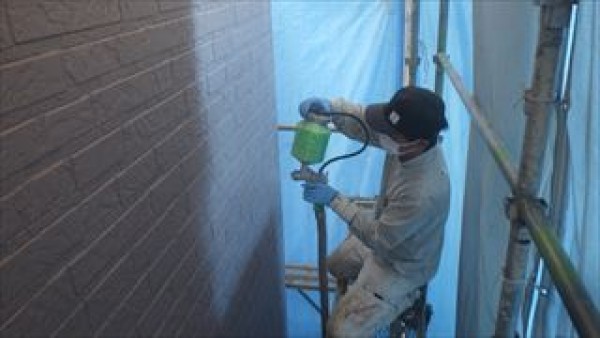 神戸市垂水区　T様邸　外壁塗装・屋根塗装工事　1階外壁多彩柄吹付け２とﾍﾞﾗﾝﾀﾞ土間防水サムネイル
