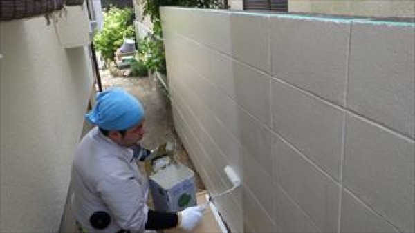 神戸市垂水区　I様邸　外壁塗装・屋根塗装工事　塀の上塗りと門扉の塗り替えサムネイル