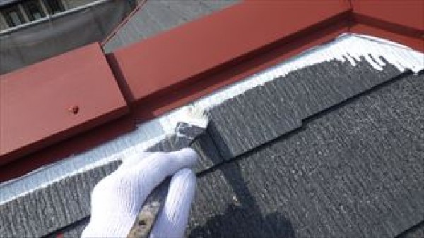 神戸市垂水区　NH様邸外壁屋根塗装工事　軒樋と破風の上塗りと屋根の下塗りサムネイル
