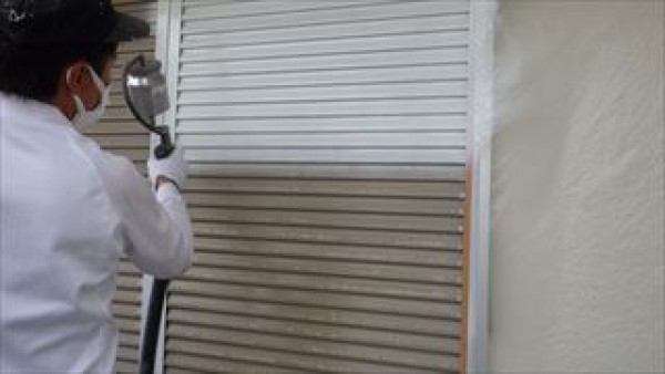 神戸市垂水区　SK様邸　外壁塗装・屋根塗装工事　雨戸の吹付けと玄関ドアの塗り替えサムネイル