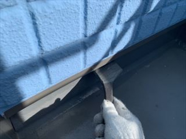 神戸市垂水区　KN様邸　外壁塗装工事　雨戸の吹付けと付帯部の上塗り2回目サムネイル