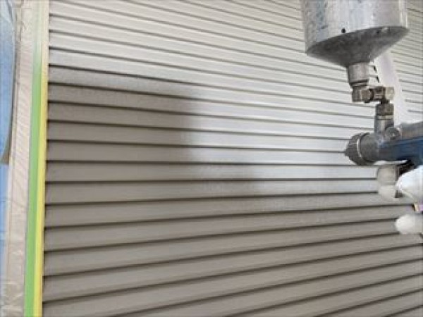 神戸市垂水区　KN様邸　外壁塗装工事　雨戸の吹付けと付帯部の上塗り2回目サムネイル