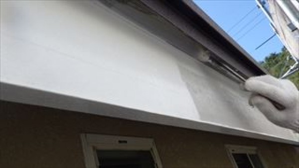 神戸市北区　SK様邸　外壁塗装工事　破風の上塗り1回目ほかサムネイル