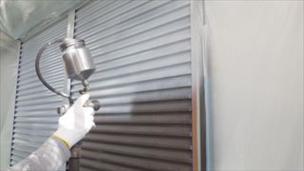 神戸市垂水区　MU様邸　外壁塗装・屋根塗装工事　雨戸の吹付け塗装とﾌﾗﾜｰBOX土間の防水サムネイル