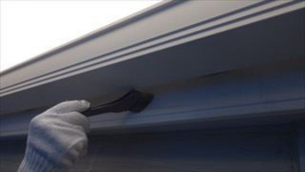 神戸市垂水区　HS様邸　外壁塗装屋根塗装工事　破風下塗りと付帯部上塗りサムネイル