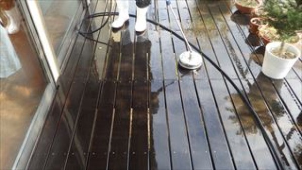 神戸市東灘区　IM様邸　外壁ガイナ塗装　足場の準備とウッドデッキ高圧洗浄サムネイル