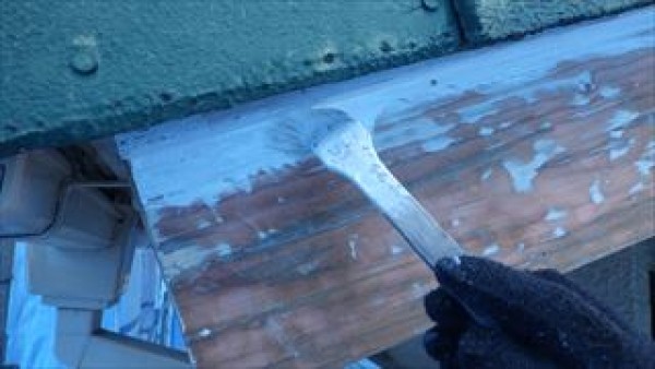 神戸市垂水区　MT様邸　外壁塗装屋根塗装工事　破風の下塗りと付帯部上塗り1回目サムネイル
