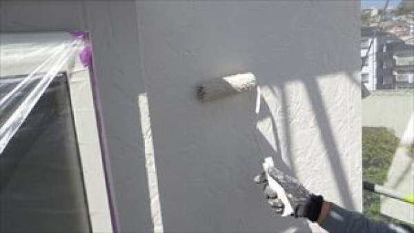神戸市垂水区　U様邸　外壁塗装・屋根塗装工事　北東面外壁上塗りと屋根の上塗りサムネイル