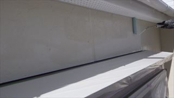 神戸市垂水区　U様邸　外壁塗装・屋根塗装工事　北東面外壁下塗りと上塗り1回目ほかサムネイル
