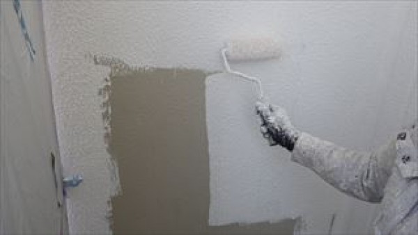 砂骨ローラーを使っての微弾性フィラー下塗りから外壁上塗り1回目サムネイル