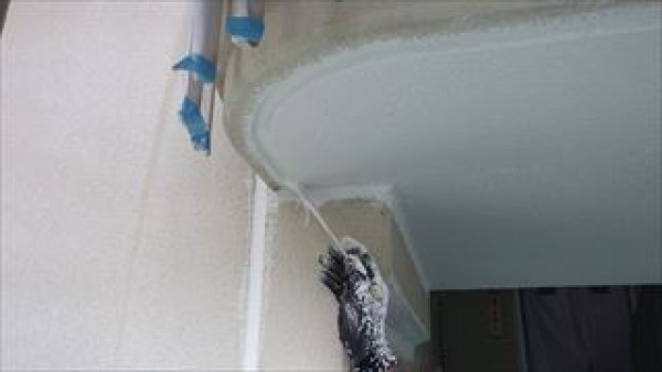 神戸市垂水区　GHM改修塗装工事　階段室内壁塗装　天井上塗りと壁の下塗りサムネイル