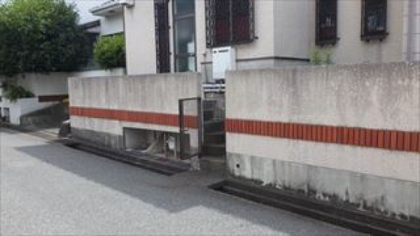 足場組み前に神戸市垂水区の現場で塀の高圧洗浄を行いますサムネイル