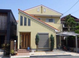 ジョリパットが吹き付けてあった外壁の目地の補修跡を隠すために微弾性フィラーをパターン塗りしました　神戸市垂水区IS様邸サムネイル