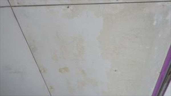 ケーカル板の軒天の既存塗膜の状態が悪く通常しない下地処理を行いますサムネイル