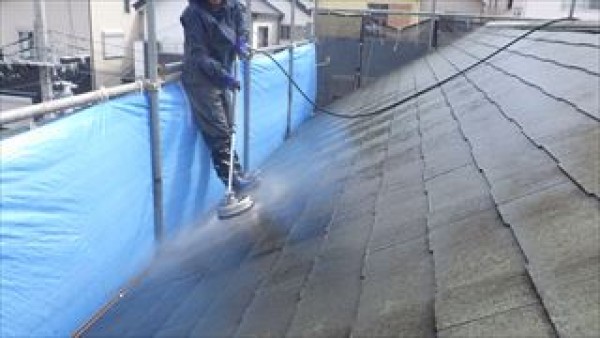 新たに始まった現場では外壁と屋根の高圧洗浄を行います　神戸市垂水区KD様邸サムネイル