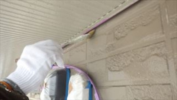 2階の外壁に断熱塗料ガイナを上塗りしていきます　神戸市西区KS様邸サムネイル