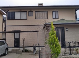 １色だった外壁を１階と２階でツートンカラーに塗り分けました　神戸市西区KS様邸サムネイル