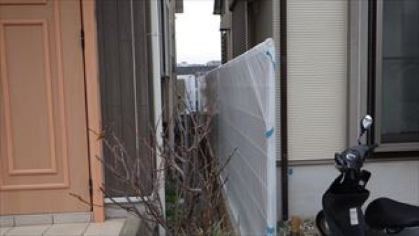 明日足場を組む神戸市垂水区のTG様邸のフェンスの養生と土間の高圧洗浄を行います　サムネイル