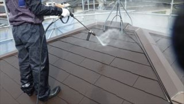 少し雨の降っている中、屋根と外壁の高圧洗浄を行いました　神戸市垂水区IM様邸塗装工事サムネイル