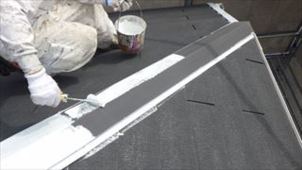 屋根の下塗りと付帯部の下塗りと上塗り1回目を塗ります　神戸市西区屋根フッソ塗料塗装サムネイル