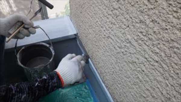 屋根と樋などに上塗りの2回目を塗り各所を仕上げます　神戸市垂水区TJ様邸塗装工事サムネイル