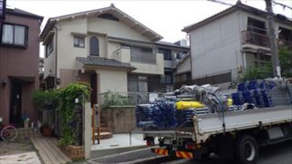 鋼製架設足場組みを行います　神戸市垂水区YN様邸外壁塗装工事サムネイル