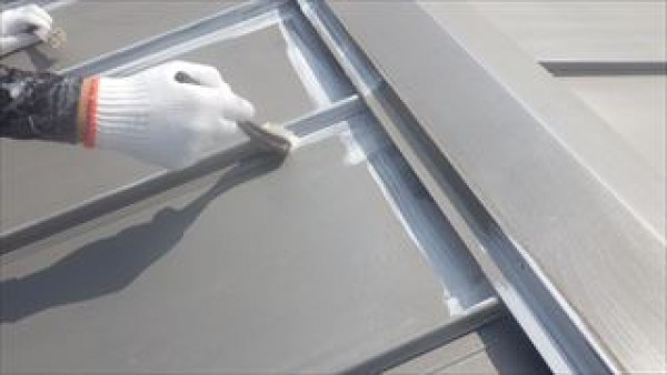 ガルバニウム鋼板平葺き屋根の塗り替え　神戸市垂水区ＴＪ様邸塗装工事サムネイル