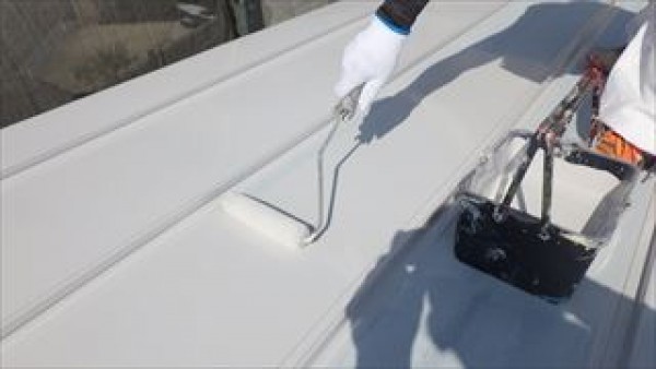 反射率の高い薄い色で屋根を塗り替えています　神戸市垂水区TJ様邸塗装工事サムネイル