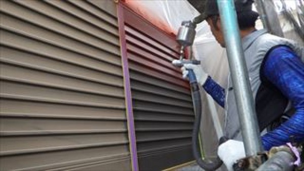 低圧スプレーガンでの雨戸の吹付け塗装　神戸市垂水区NI様邸塗装工事サムネイル